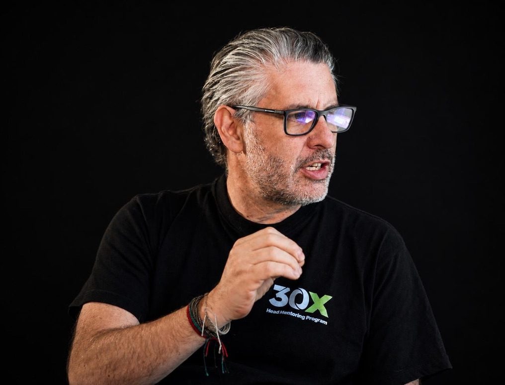 Guillermo Jaramillo hablando, con camiseta de 30X Head Mentoring Program