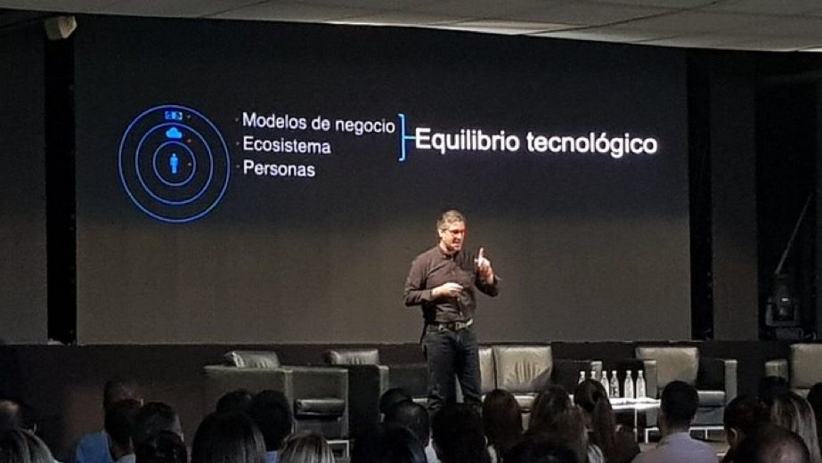 Guillermo presentando sobre equilibrio tecnológico