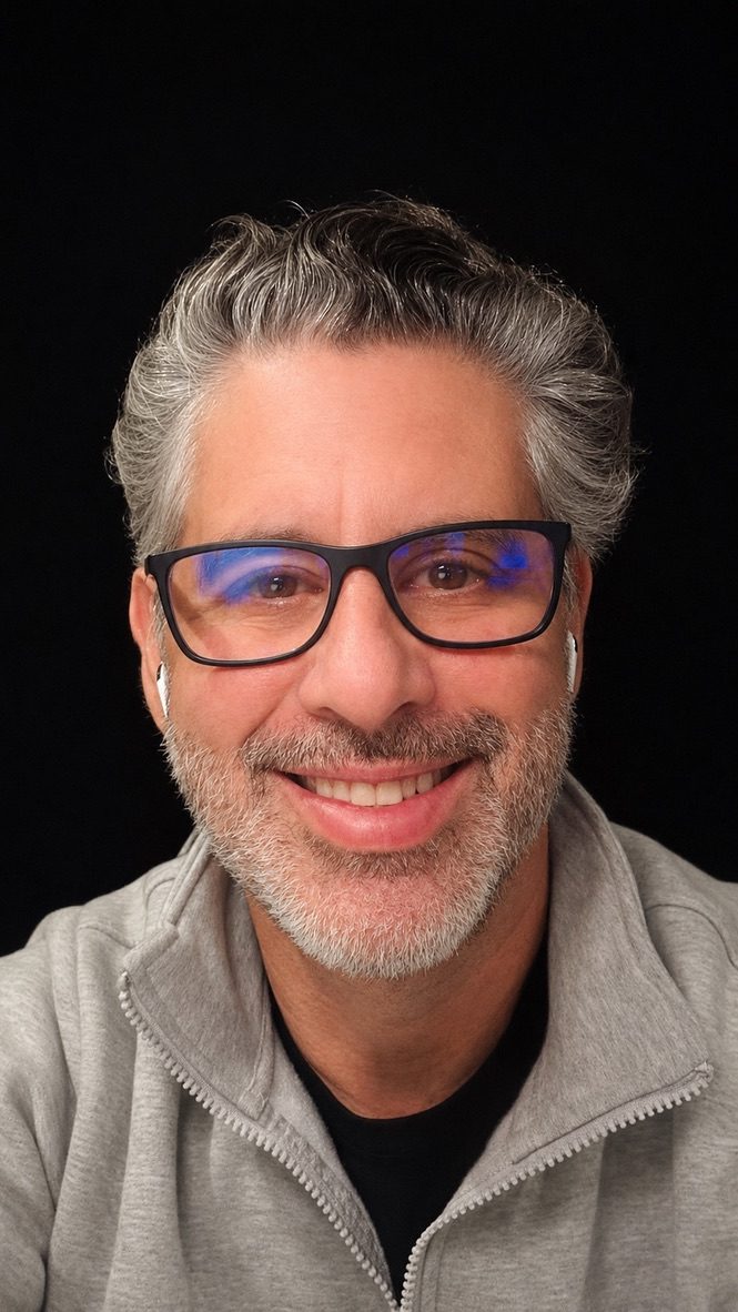 Retrato de Guillermo Jaramillo sonriendo