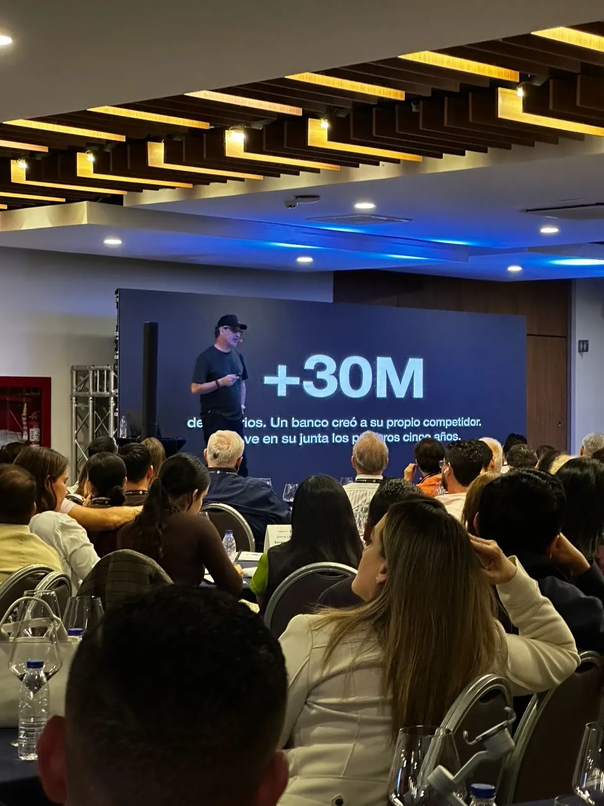 Guillermo frente a la cifra +30M sobre Nequi en la pantalla del workshop de San Cristóbal
