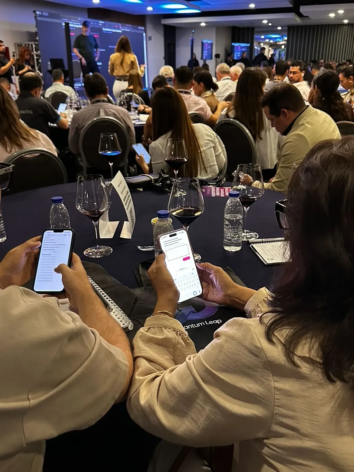 Dos asistentes responden el diagnóstico en su celular desde la mesa