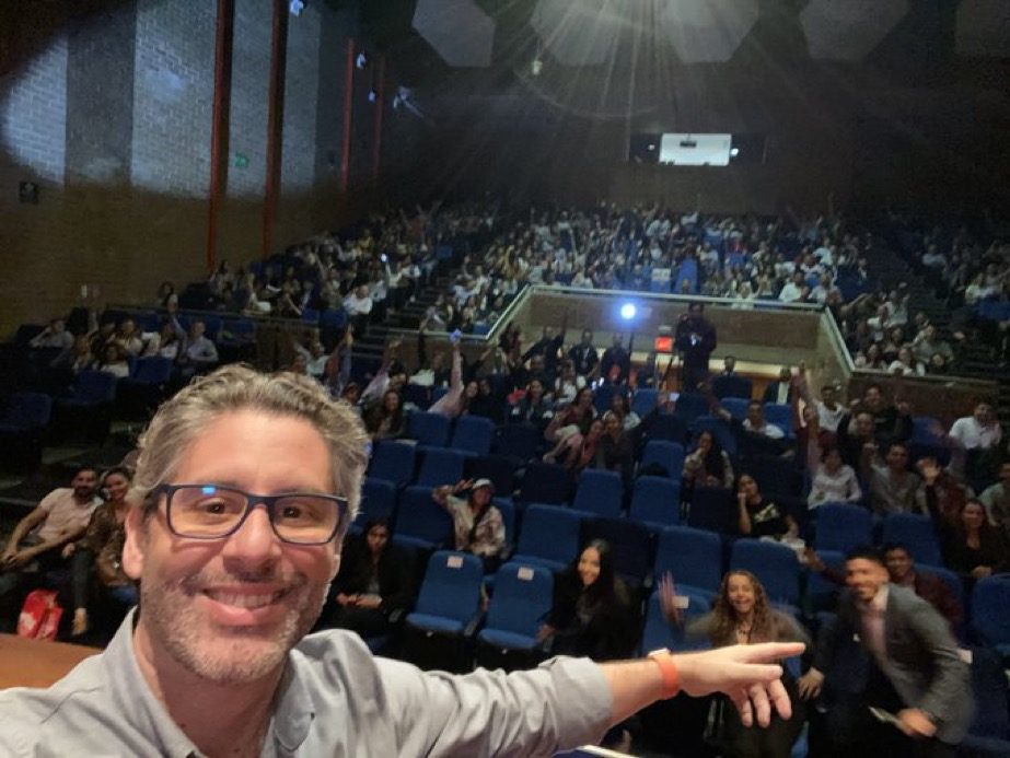 Selfie de Guillermo desde el escenario de un teatro lleno