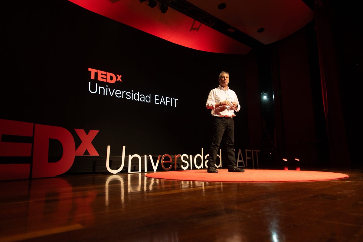 Guillermo en el círculo rojo de TEDx Universidad EAFIT